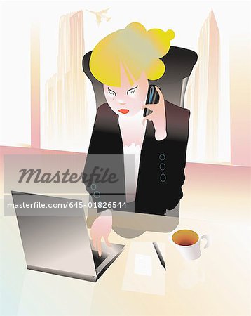 Femme à l'ordinateur portable au téléphone à son bureau