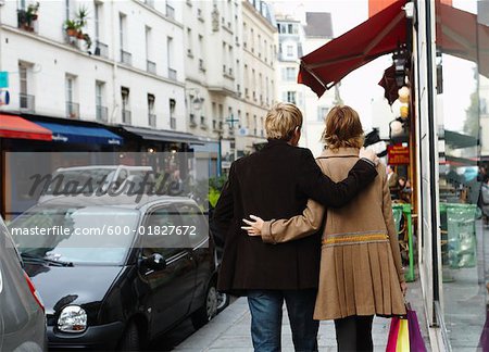 Couple marchant avec bras autour de l'autre