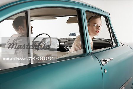 Couple en 1957 Dodge Regent