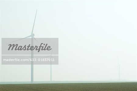 Windkraftanlagen im nebeligen Landschaft