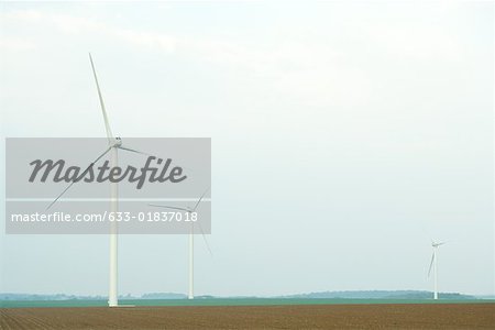 Éoliennes en champ