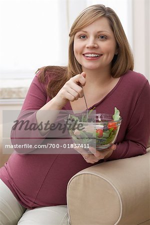 Schwangere Frau essen Salat