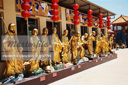 Pfad, gesäumt von Golden Buddha-Statuen, die führt zum Kloster zehntausend Buddhas, Sha Tin, neue Territorien, China