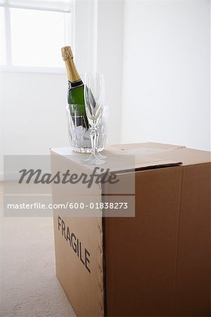 Champagner Flasche und Glas in neues Zuhause