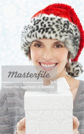 Portrait de femme avec imprimé léopard Santa chapeau, cadeau d'exploitation