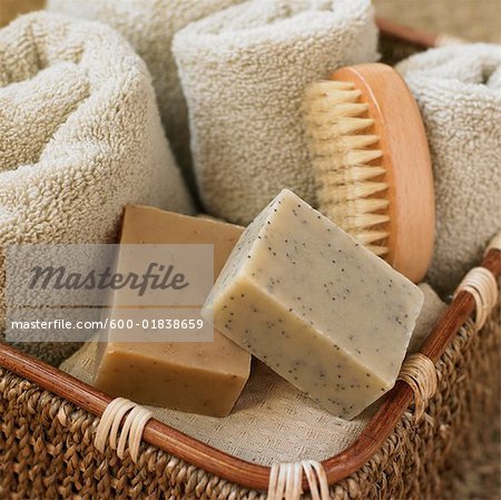 Nature morte de panier avec serviettes, savon et une brosse