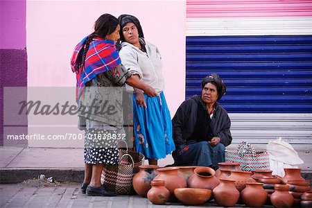 Femme avec poterie au marché, Oaxaca, Mexique