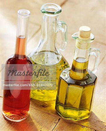 Trois bouteilles d'huile et de vinaigre