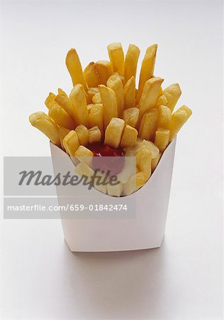Pommes frites in weiß Fast-Food-Box mit Mayonnaise und Ketchup