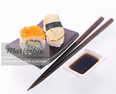 Assiette de sushi avec baguettes et Sauce trempette