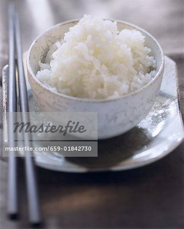 Eine Schüssel mit gekochten Reis