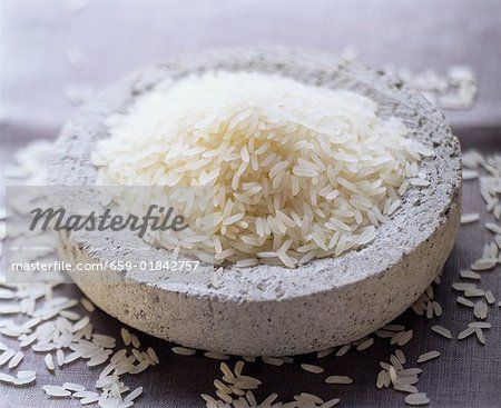 Ungekochte Reis in einer Schale Ton