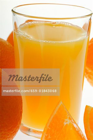 Jus d'orange dans le verre des oranges (gros plan)