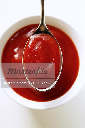 Ketchup in eine kleine Schüssel geben und auf Löffel