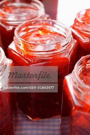 Confiture de fraises dans des bocaux