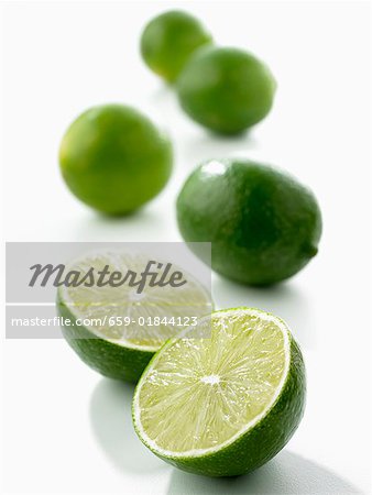 Limes, einer halbiert