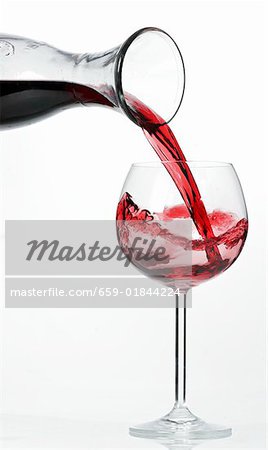 Verser le vin rouge en verre de la carafe