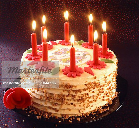 Gâteau D'anniversaire De 7 Ans Avec Bougies Allumées Et Bannière  D'anniversaire De Confettis