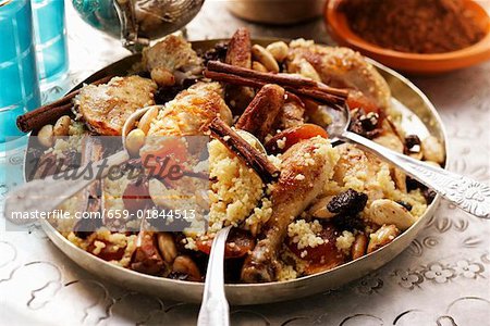 Couscous mit Huhn, Trockenfrüchte, Mandeln und Zimt