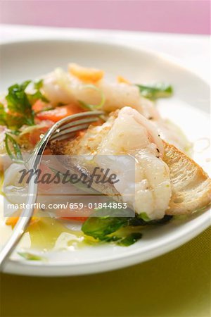 Carpaccio of raw shrimps and tomatoes with white bread