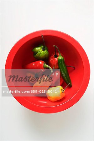 Divers les piments dans un bol rouge Divers les piments dans un bol rouge
