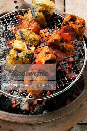 Brochette de poulet et de fromage et brochette de porc sur le barbecue Brochette de poulet et de fromage et brochette de porc sur le barbecue