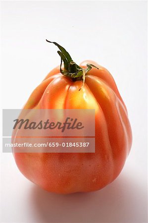 Une tomate (debout sur son extrémité)