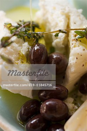 Feta-Käse mit Oliven, Olivenöl und Thymian