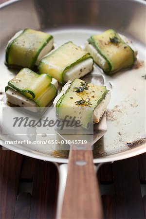 Fromage de brebis frit enveloppé dans courgettes au thym