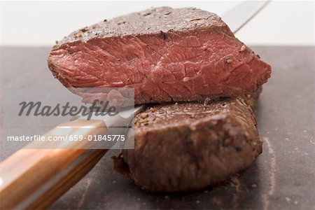 Rindfleisch-Steaks, mit einem Stück abgeschnitten, mit Messer