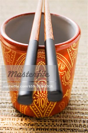 Bécher asiatique avec des baguettes Bécher asiatique avec des baguettes