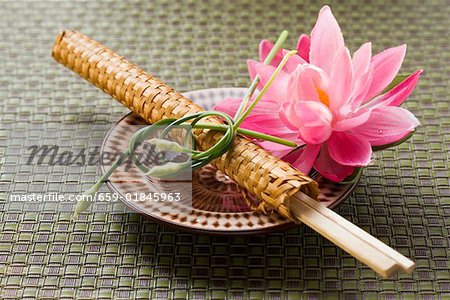 Baguettes en enveloppe tissée avec nénuphar sur plaque Baguettes en enveloppe tissée avec nénuphar sur plaque