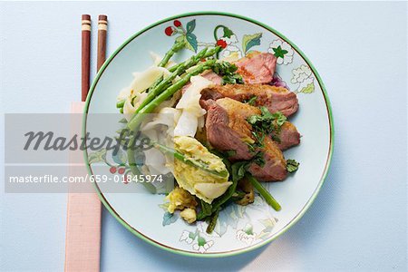 Magret de canard avec nouilles de riz et asperges vertes (Chine)