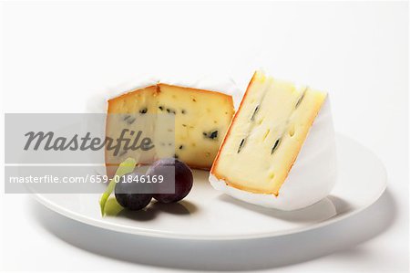 Fromage bleu (bleu de Bavière) avec des raisins rouges sur plaque