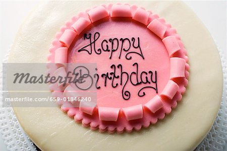 Gateau D Anniversaire Avec Les Mots Joyeux Anniversaire Photographie De Stock Masterfile Premium Libres De Droits Code 659