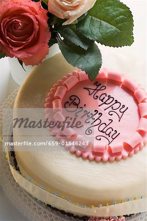 Gateau D Anniversaire Avec Les Mots Joyeux Anniversaire Roses Photographie De Stock Masterfile Premium Libres De Droits Code 659