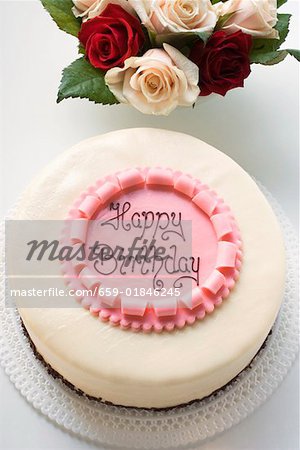 Gateau D Anniversaire Avec Les Mots Joyeux Anniversaire Roses Photographie De Stock Masterfile Premium Libres De Droits Code 659