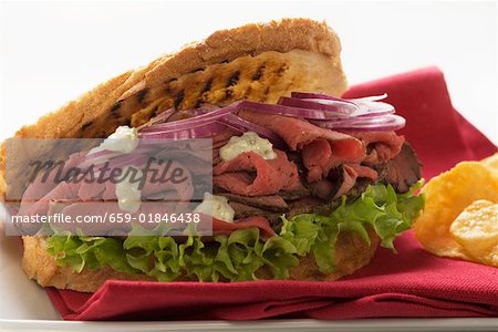 Roastbeef und Zwiebel-Sandwich, Chips