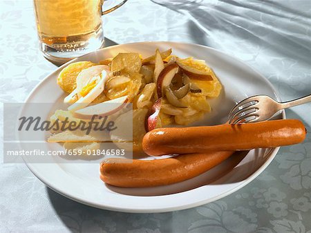 Saucisses de Francfort avec salade de pommes de terre