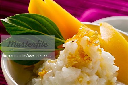 Sticky rice with mango and coconut milk (close-up)