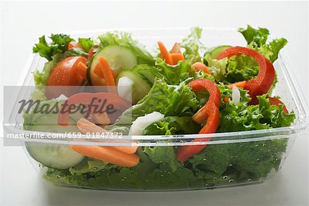 Les feuilles de salade avec concombre, tomates, carottes, poivrons à emporter