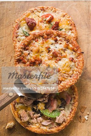 Drei verschiedene Mini-Pizzen (Hackfleisch, Thunfisch, Tomate)