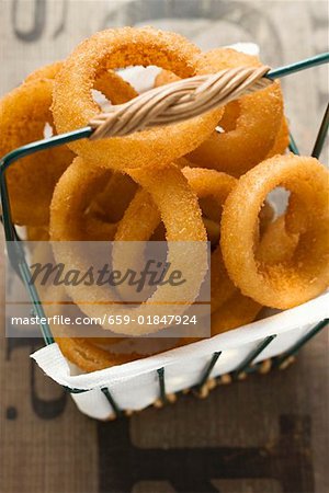 Rondelles d'oignon frites dans un panier en fil métallique