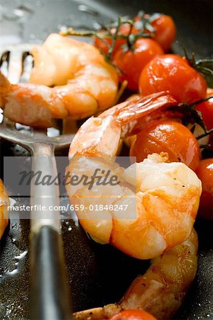 Crevettes frites avec tomates cerises