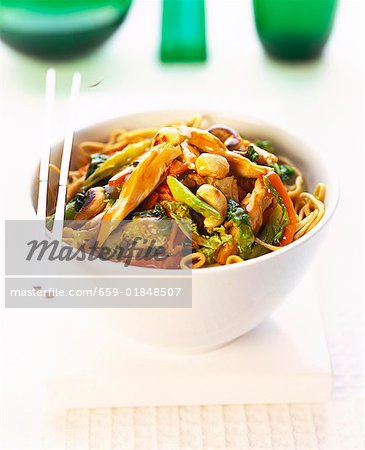 Asiatische Pfanne gekocht Huhn und Gemüse mit Erdnüssen in Schüssel