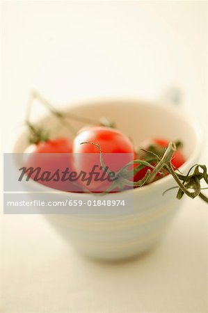 Dans un bol de tomates cerises