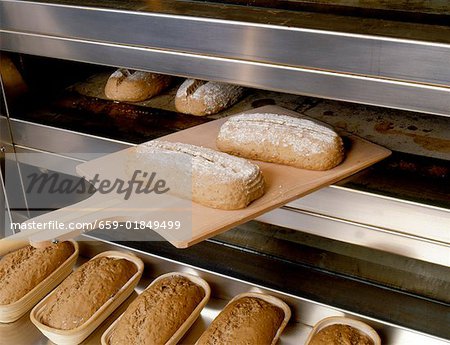 Laibe Brot in den Ofen