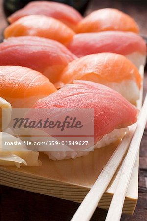 Nigiri sushi au thon et saumon