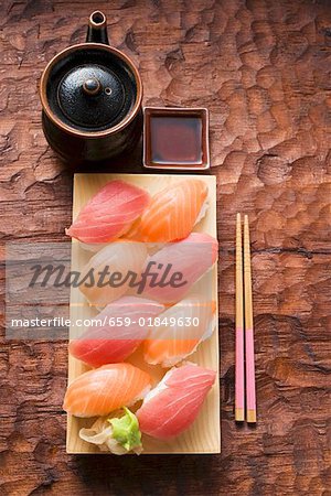 Nigiri Sushi mit Thunfisch und Lachs auf Sushi-board