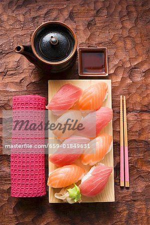 Nigiri sushi au thon et saumon sur planche de sushi